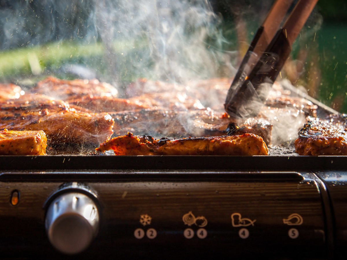 8 easy steps on how to cook a steak on an electric grill